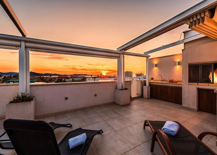 Penthouse With Roof Terrace With Jacuzzi Appartement *