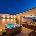 Penthouse With Roof Terrace With Jacuzzi Zara