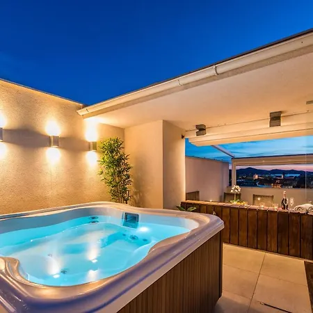 Penthouse With Roof Terrace With Jacuzzi Appartement Zadar