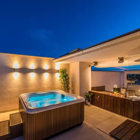 Penthouse With Roof Terrace With Jacuzzi Zadar