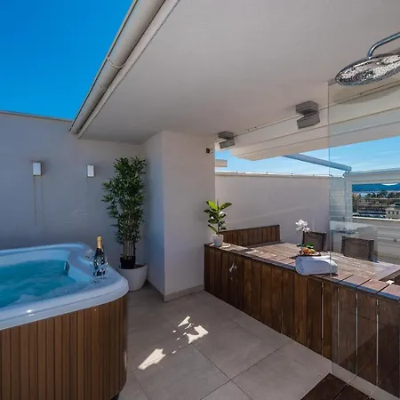Penthouse With Roof Terrace With Jacuzzi Appartement