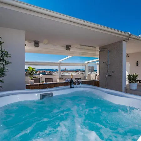 Penthouse With Roof Terrace With Jacuzzi Appartement *