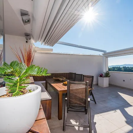 Apartment Penthouse With Roof Terrace With Jacuzzi