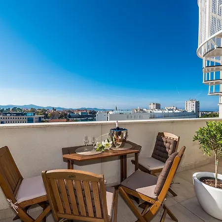 Apartment Penthouse With Roof Terrace With Jacuzzi