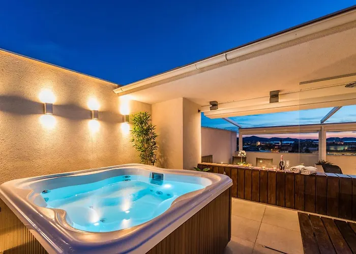 Penthouse With Roof Terrace With Jacuzzi דירה זאדאר