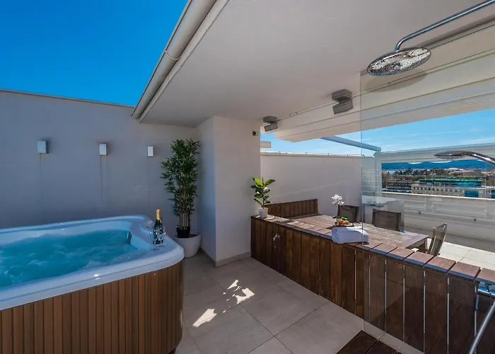 Penthouse With Roof Terrace With Jacuzzi Appartement