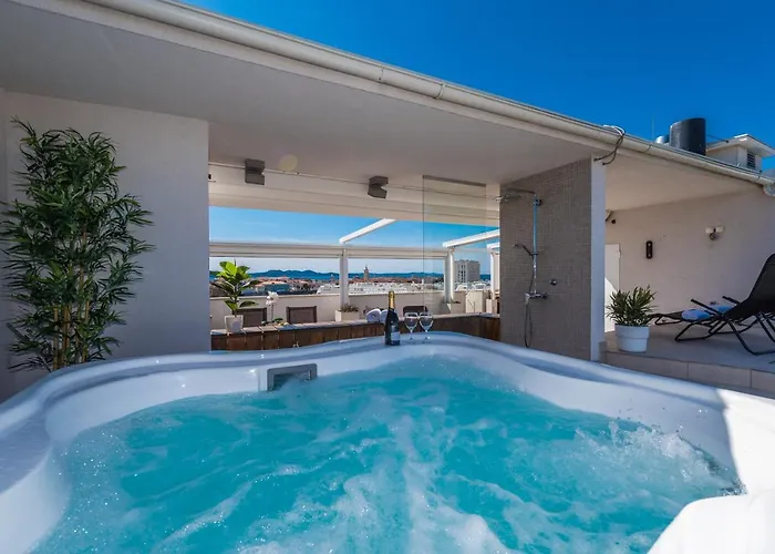 Penthouse With Roof Terrace With Jacuzzi דירה *