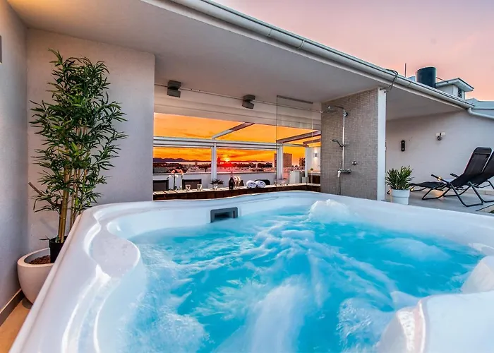 דירה Penthouse With Roof Terrace With Jacuzzi *